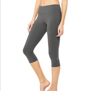NWT Alo Yoga Airbrush Capri Size Small Anthracite